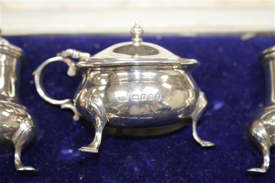 A cased George V silver five piece condiment set, Robert Pringle & Sons, London, 1935 and one spoon, (2 spoons missing), 9 oz.